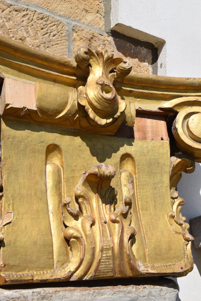 Starožitné korintské hlavice - veliké ručně řezané ozdoby