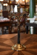 Malý starožitný krucifix z mosazi