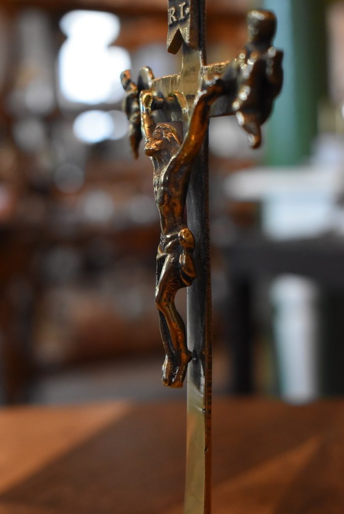 Malý starožitný krucifix z mosazi