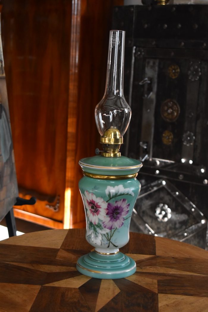 Vídeňská starožitná petrolejová lampa