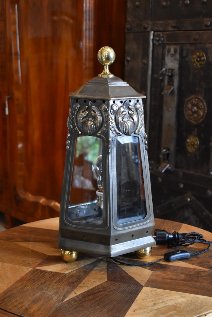 Stará bronzová lampa či lucerna