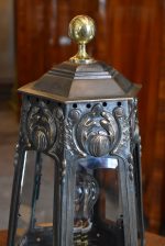 Stará bronzová lampa či lucerna
