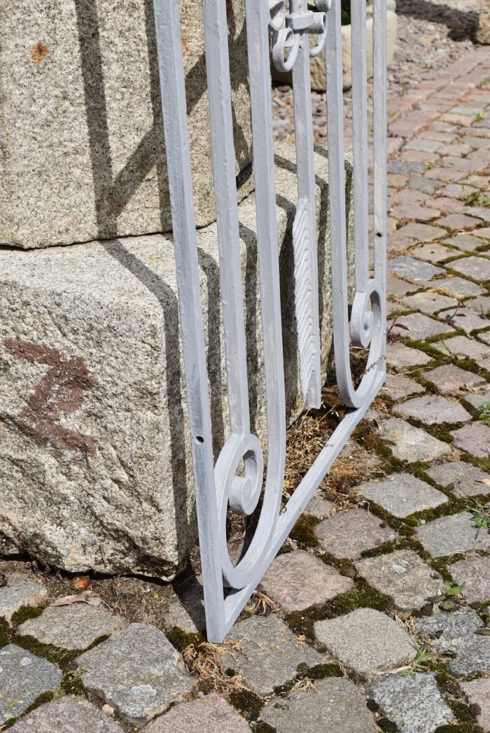 Starožitná ručně kovaná neoempírová mříž
