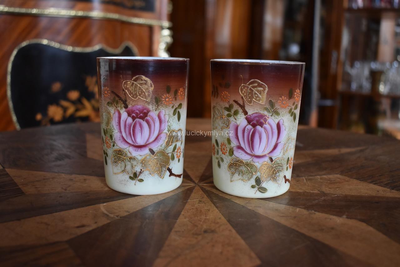 Sada starožitných sklenic z kostního skla Sada starožitných sklenic z kostního skla