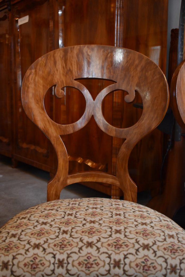 Kvalitní a tvarově ušlechtilé zámecké empírové židle
