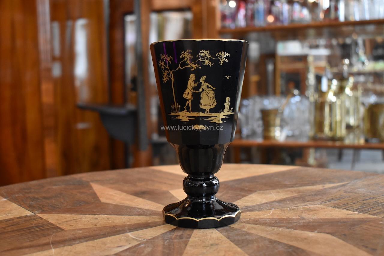 Starožitný luxusní broušený pohár z ametystového skla Starožitný luxusní broušený pohár z ametystového skla