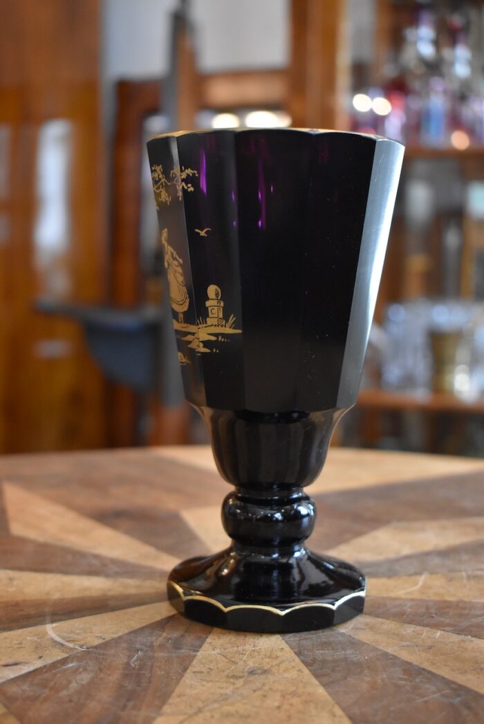 Starožitný luxusní broušený pohár z ametystového skla