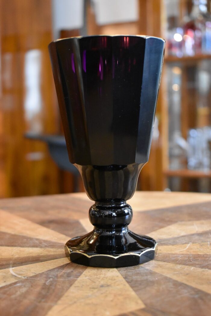 Starožitný luxusní broušený pohár z ametystového skla