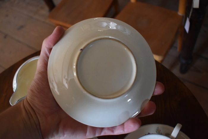 Starožitný servis z krémově bílé keramiky