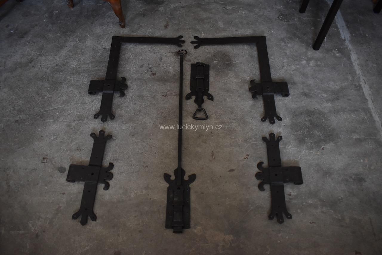 Starožitná kolekce kovaných ocelových pantů se šupáky Starožitná kolekce kovaných ocelových pantů se šupáky