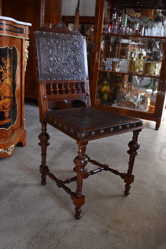 Starožitná jídelní židle v renesančním historizujícím stylu