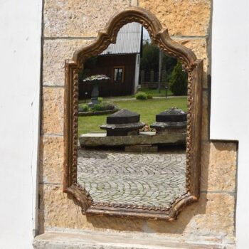 Zrcadlo ve starožitném barokním rámu