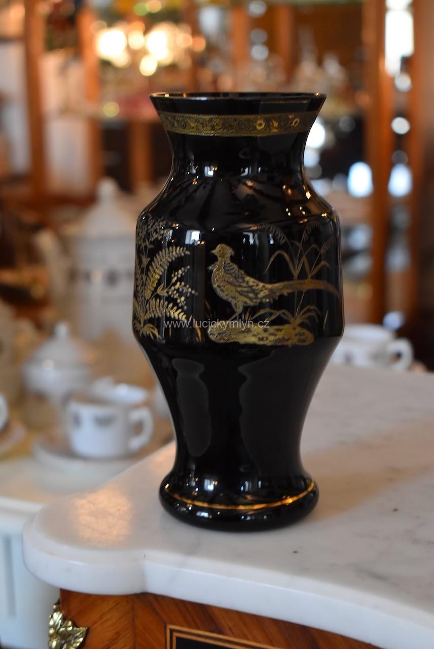 Starožitná váza ze sytě černého lesklého skla Starožitná váza ze sytě černého lesklého skla