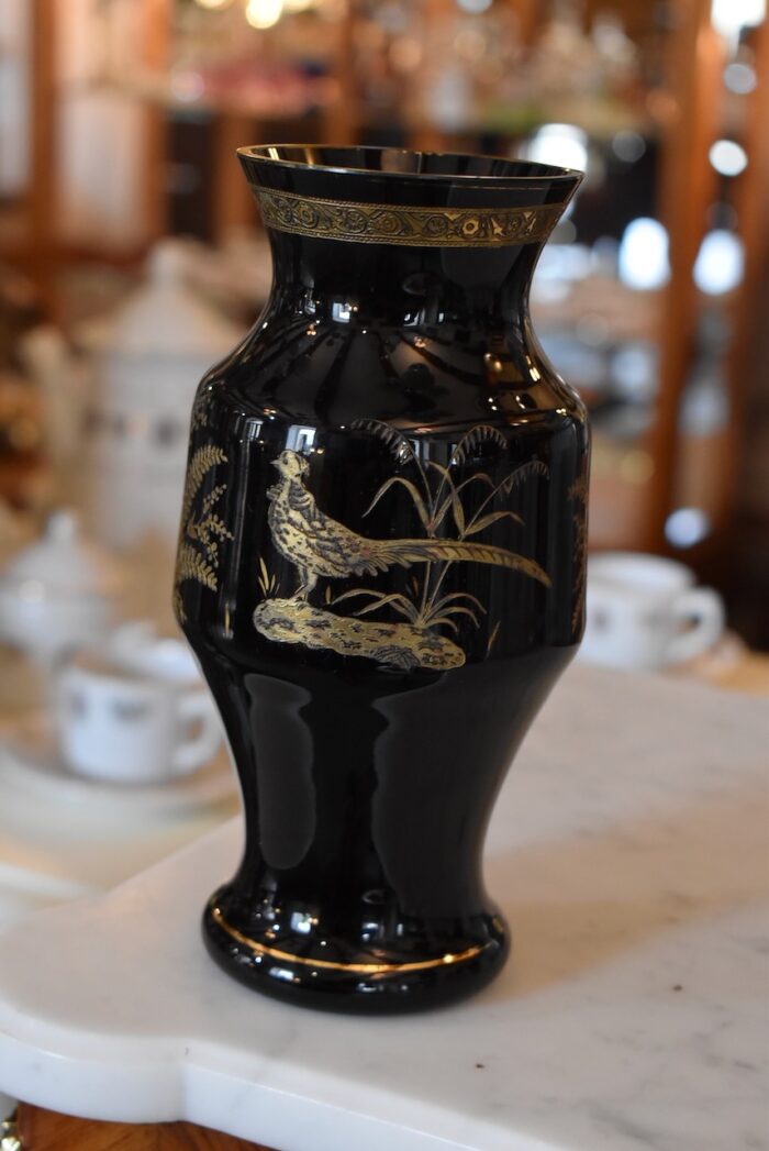 Starožitná váza ze sytě černého lesklého skla