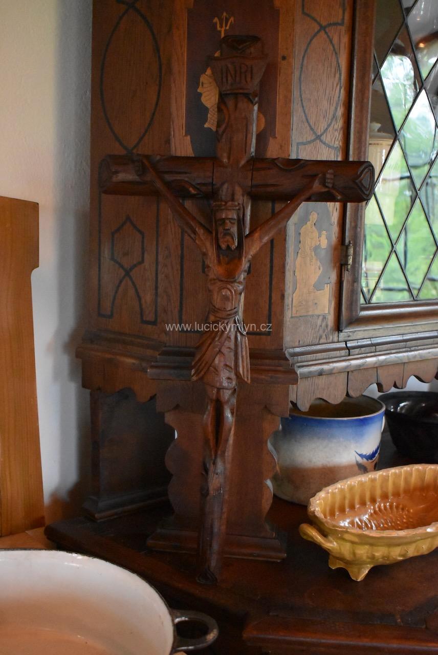 Starožitný moderněji pojatý nástěnný Kristus na kříži Starožitný moderněji pojatý nástěnný Kristus na kříži