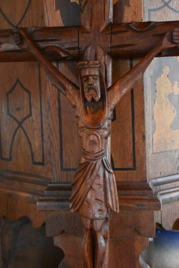 Starožitný moderněji pojatý nástěnný Kristus na kříži