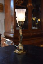 Štíhlá a středně vysoká starožitná lampička