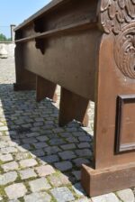 Starožitná fládrovaná lavice s působivě řezanými hlavami orlice