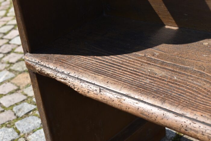 Starožitná fládrovaná lavice s působivě řezanými hlavami orlice