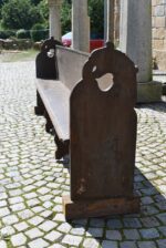 Starožitná fládrovaná lavice s působivě řezanými hlavami orlice