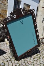 Větší starožitné zrcadlo s bohatě řezaným lipovým rámem