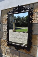 Větší starožitné zrcadlo s bohatě řezaným lipovým rámem