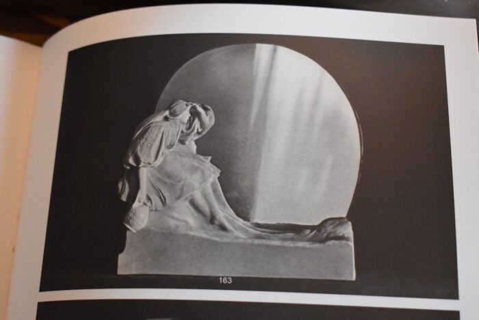 Starožitná figurální socha Poutnice Bechyně