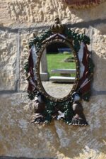 Starožitné zrcadlo s vojenskými motivy