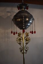 Atypický starožitný dvouramenný lustr v historizujícím stylu