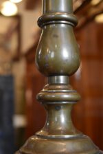 Vysoký pasířsky vyrobený starožitný mosazný svícen