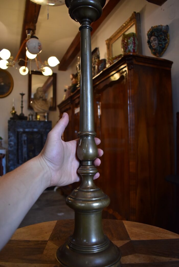 Vysoký pasířsky vyrobený starožitný mosazný svícen