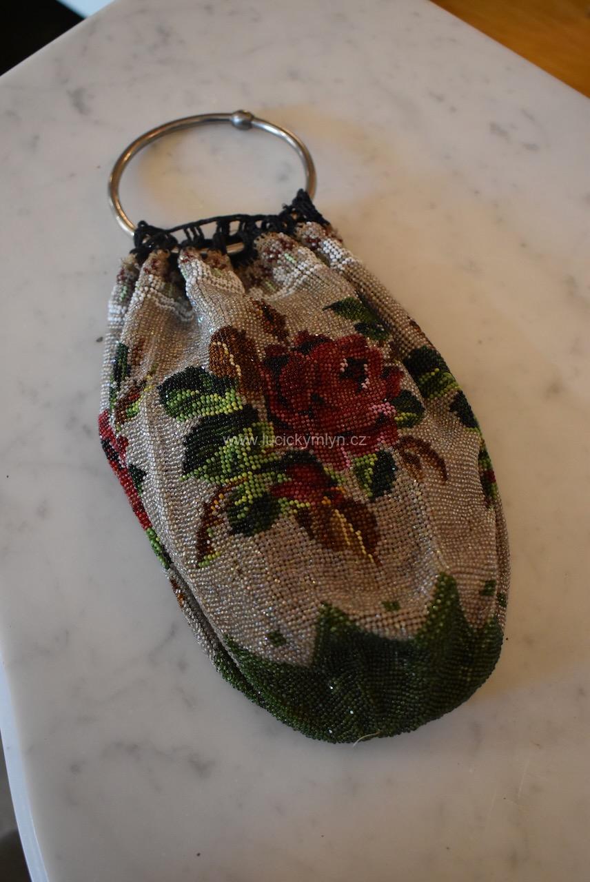 Secesní dámská taštička ve tvaru váčku Secesní dámská taštička ve tvaru váčku