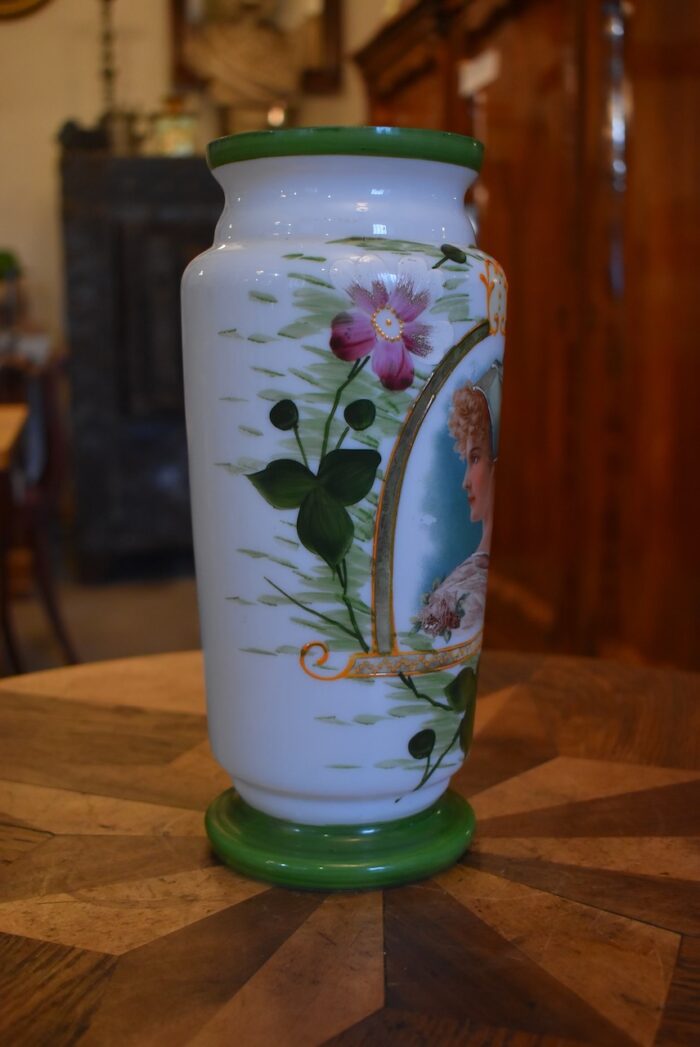 Starožitná secesní váza z mléčně bílého skla