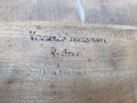 Starožitná židle s drobným nápisem VALAŠSKÉ MUZEUM ROŽNOV