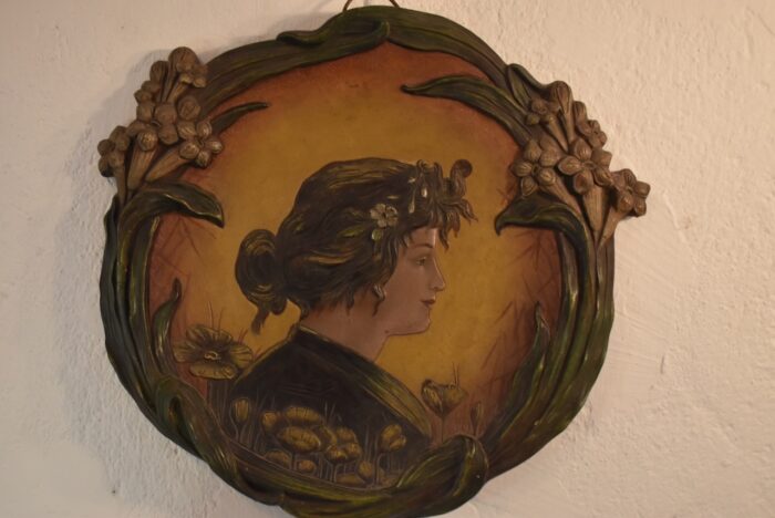 Starožitný secesní talíř - ručně kolorovaný umělecký reliéf