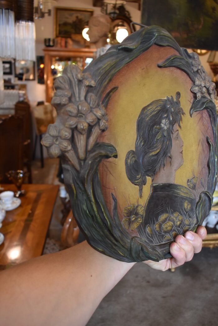 Starožitný secesní talíř - ručně kolorovaný umělecký reliéf