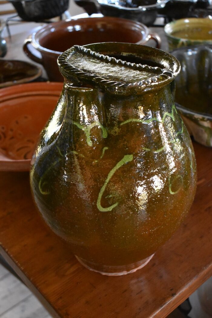 Starožitný džbán z glazované kameniny