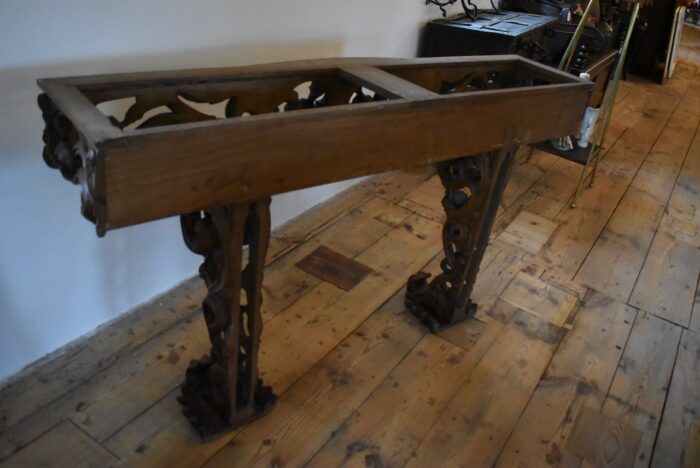 Větší starožitný konzolový stolek