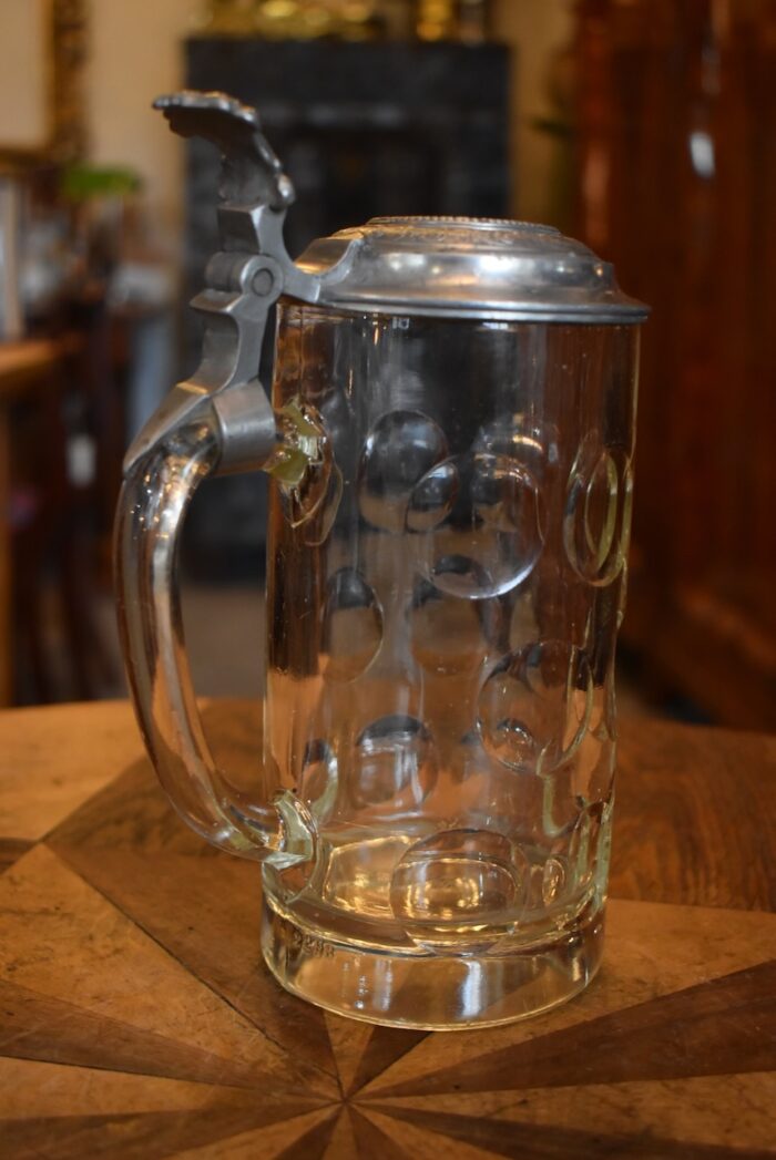 Starožitný pivní korbel z čirého skla