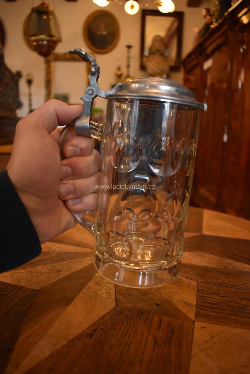 Starožitný pivní korbel z čirého skla Starožitný pivní korbel z čirého skla