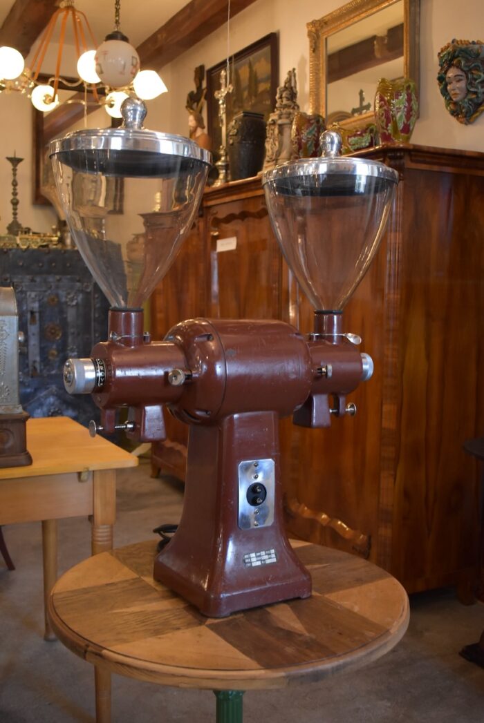 Profesionální historický elektro mlýnek na kávu