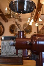 Profesionální historický elektro mlýnek na kávu