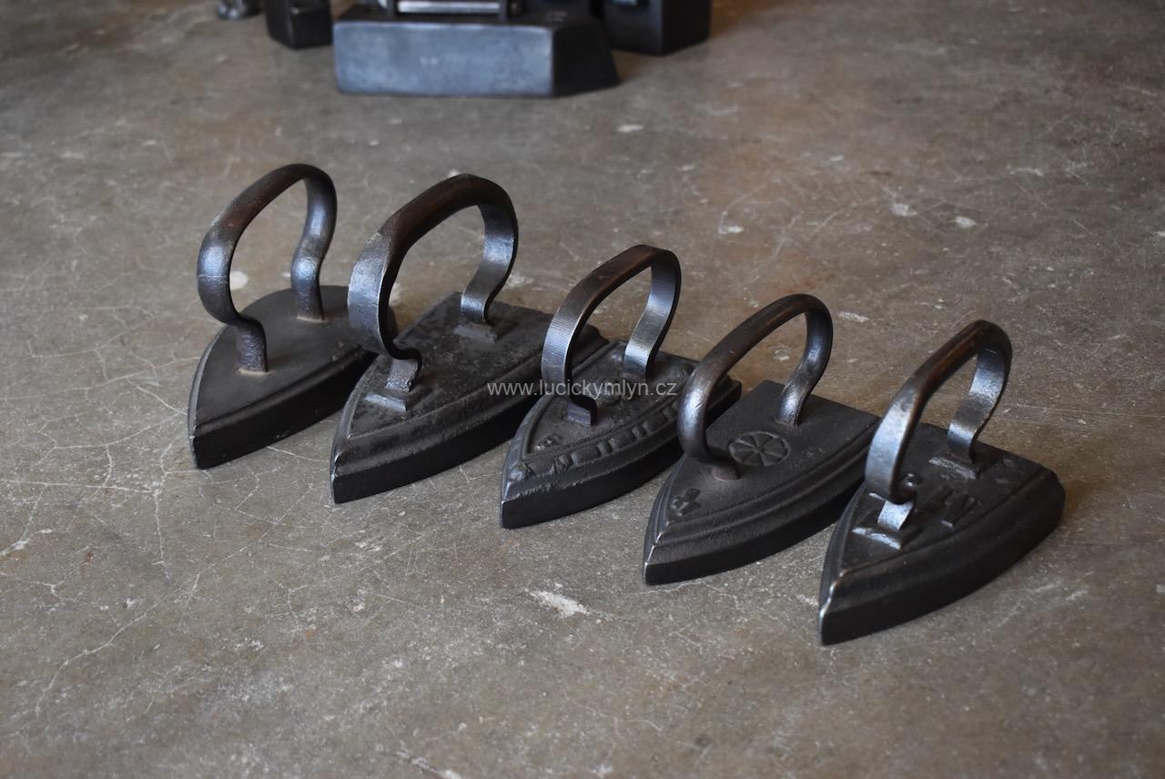 Kolekce starožitných nahřívacích žehliček Kolekce starožitných nahřívacích žehliček