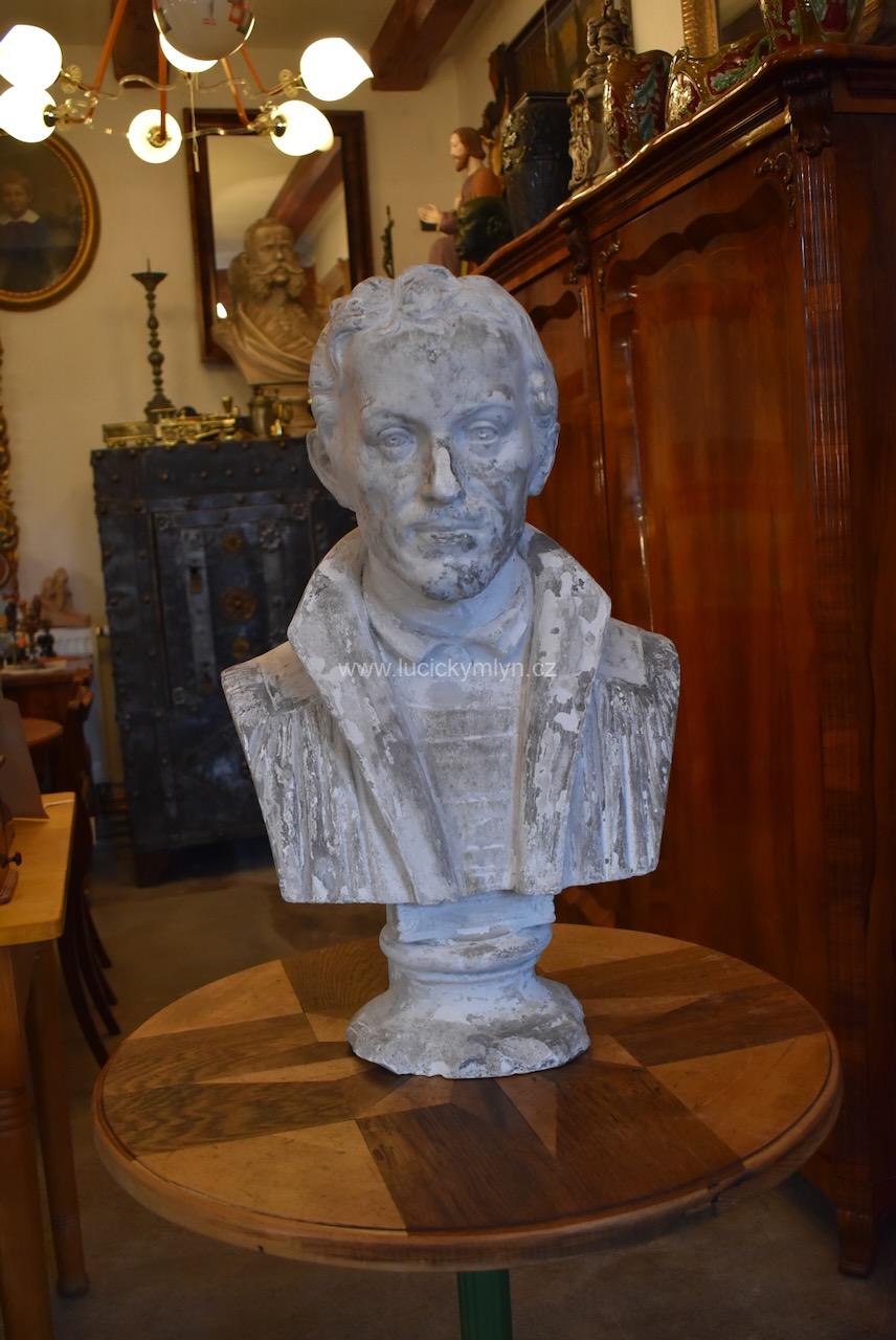 Starožitná busta významného muže Starožitná busta významného muže