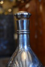 Hodnotná historická lahev na vybraný alkohol