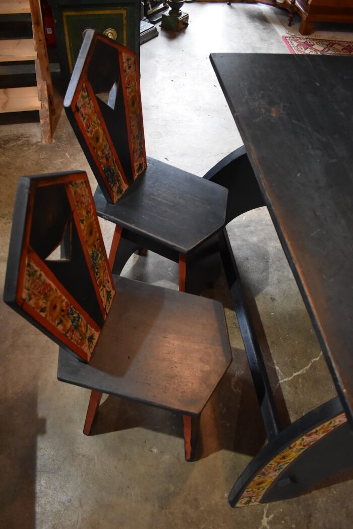 Vzácný rondokubistický komplet - stůl se čtyřmi židlemi