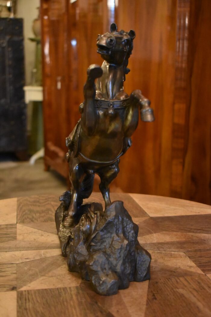 Starožitná soška vzpínajícího se koně z bronzu