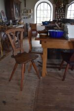 Starožitná selská židle z masivního jasanového dřeva