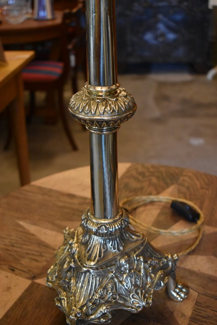 Velký a hezký později elektrifikovaný starožitný svícen