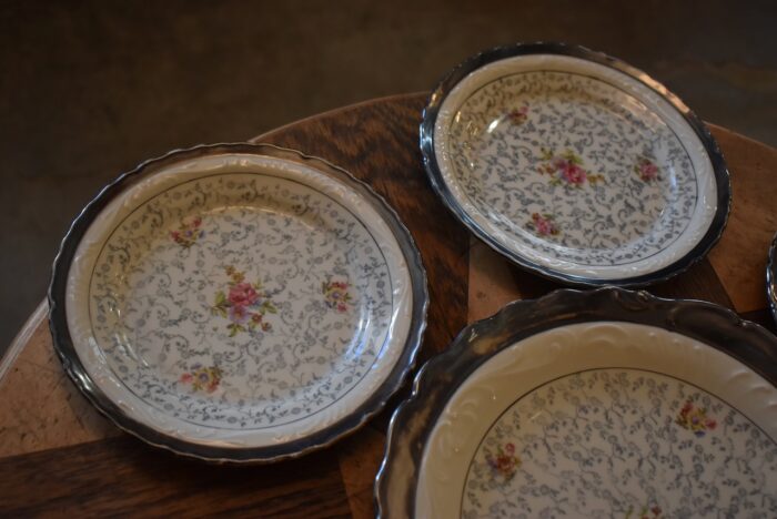 Starožitná sada porcelánových talířů